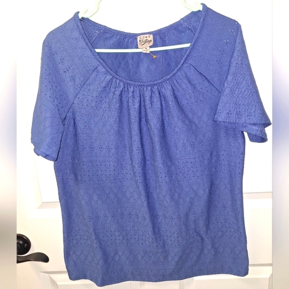 A Como Vintage tunic top in a size medium.  Pre-loved in great condition